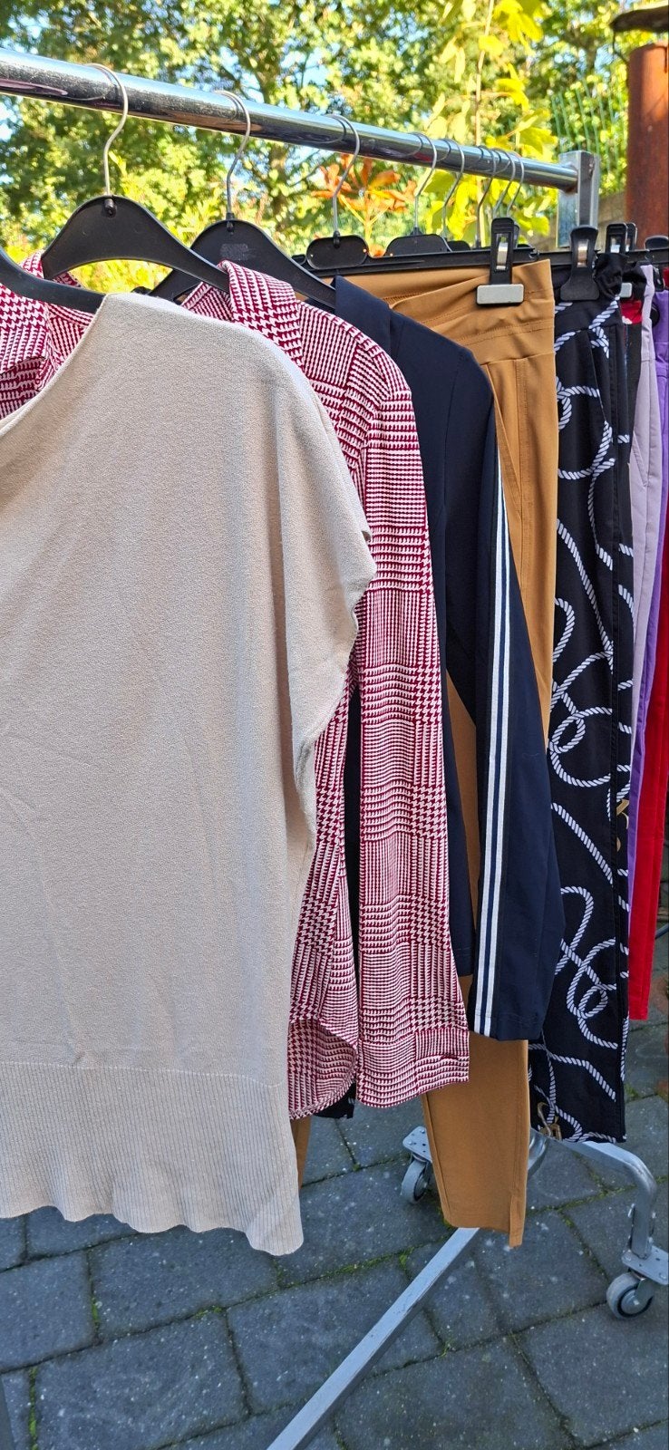 STUDIO ANNELOES EN  NIEUWE & COWOMAN KLEDING, Ophalen