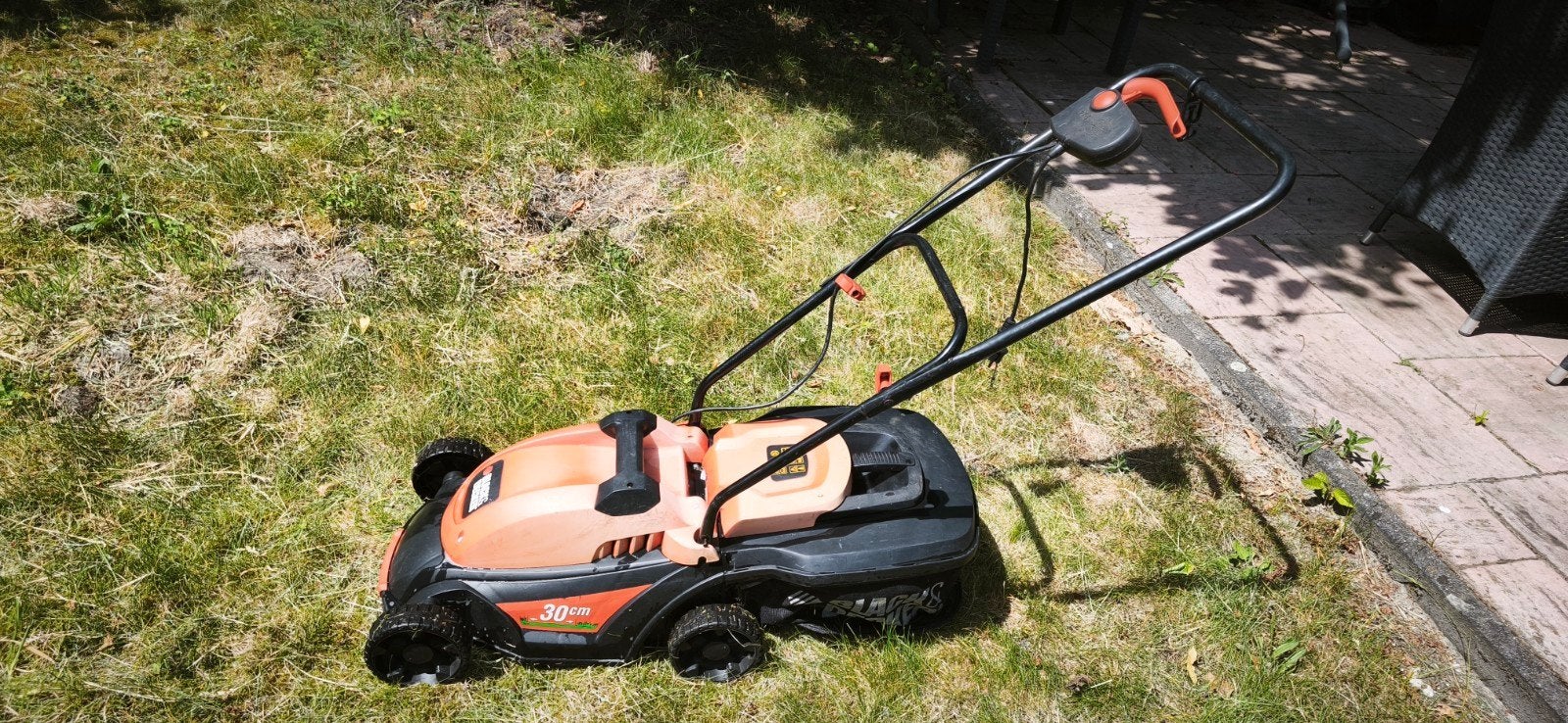 Black+Decker Elektrische Grasmaaier 30cm, Tuin en Terras, Grasmaaiers, Gebruikt, Elektrische grasmaaier, 30 t/m 39 cm, Cirkelmaaier