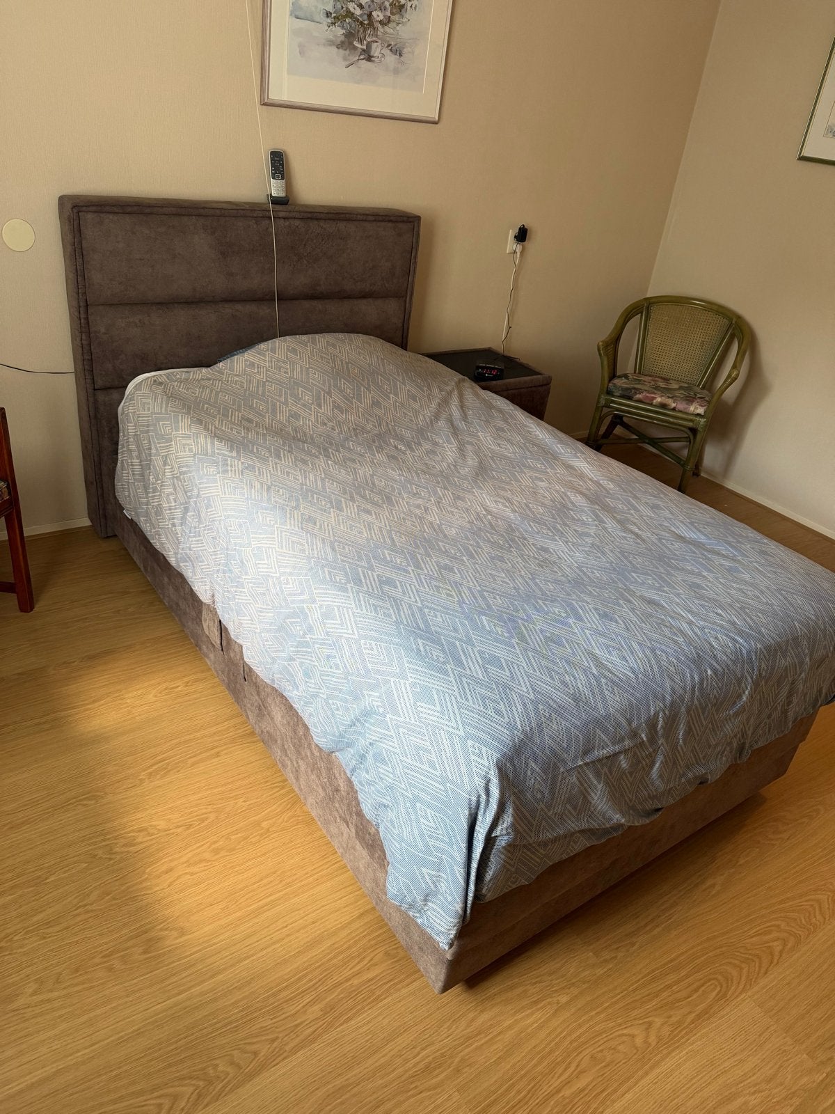 Elektrisch verstelbaar bed incl. matras, dekbed, nachtkastje, Ophalen, Verstelbaar, Bruin, Tweepersoons