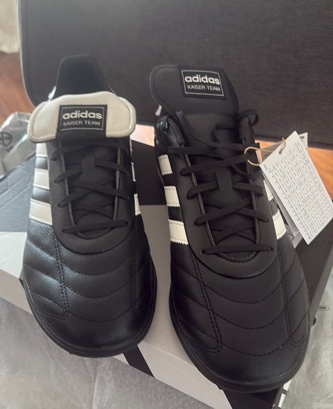 Kunstgras voetbalschoen Adidas Kaiser tm 2 turf mt 44 2/3, Sport en Fitness, Ophalen, Maat XS of kleiner, Schoenen, Nieuw