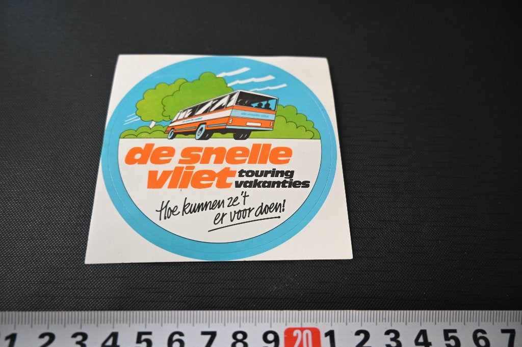 sticker DE SNELLE VLIET touring vakanties hoe kunnen ze 't, Ophalen of Verzenden, Zo goed als nieuw