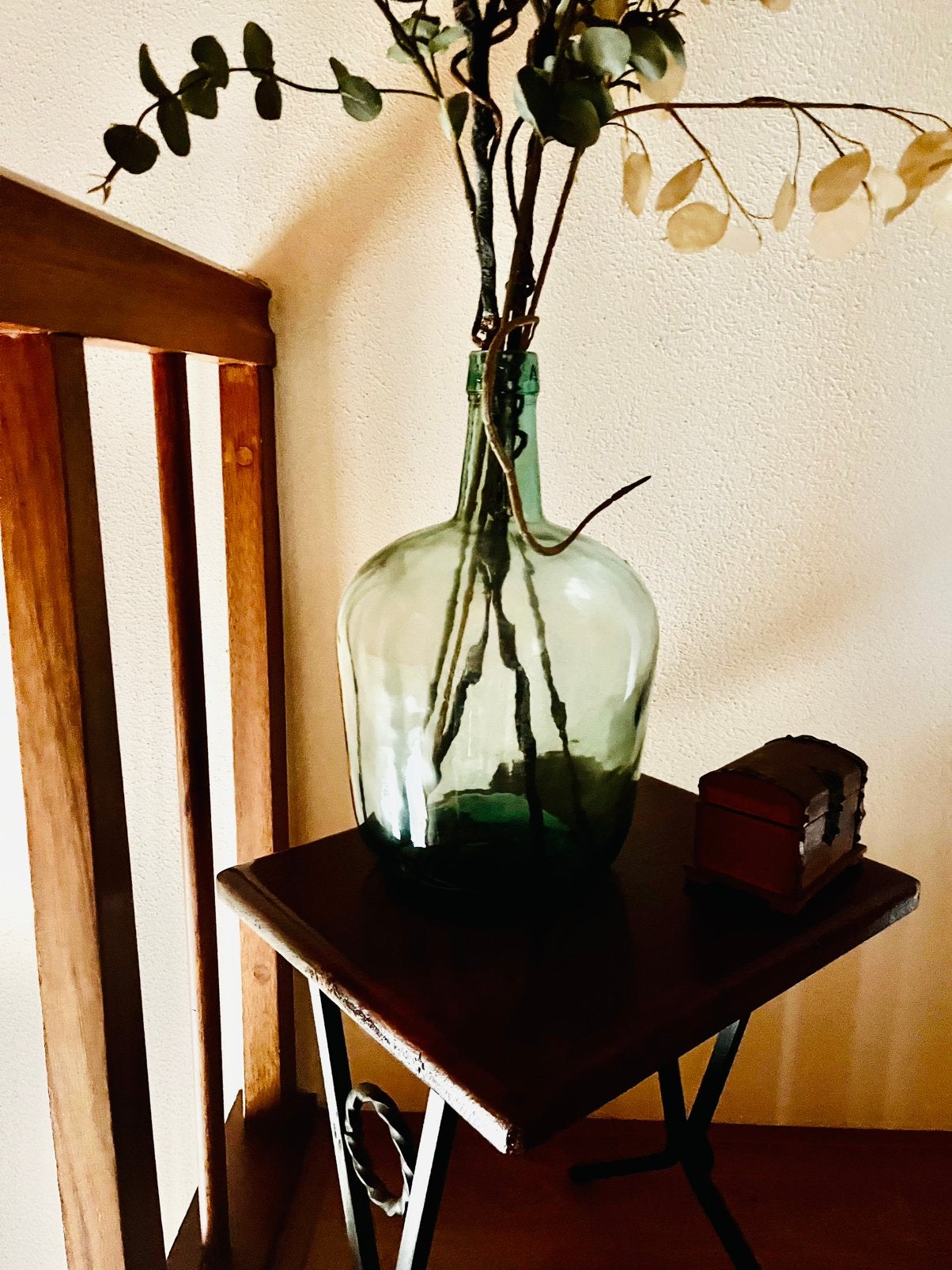 Vintage groene glazen fles met decoratieve takken, Antiek en Kunst, Ophalen of Verzenden