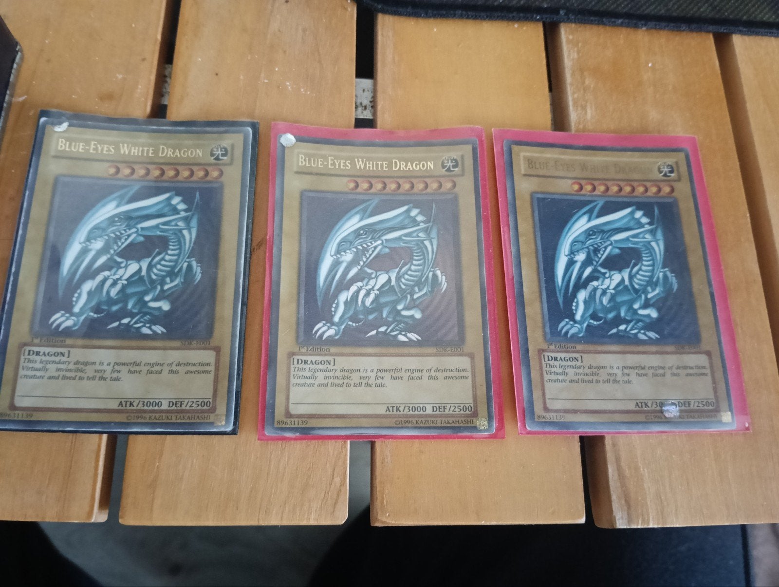 YU-GI-OH! Blue-Eyes White Dragon SDK-E001 1st edition (3), Ophalen of Verzenden, Gebruikt