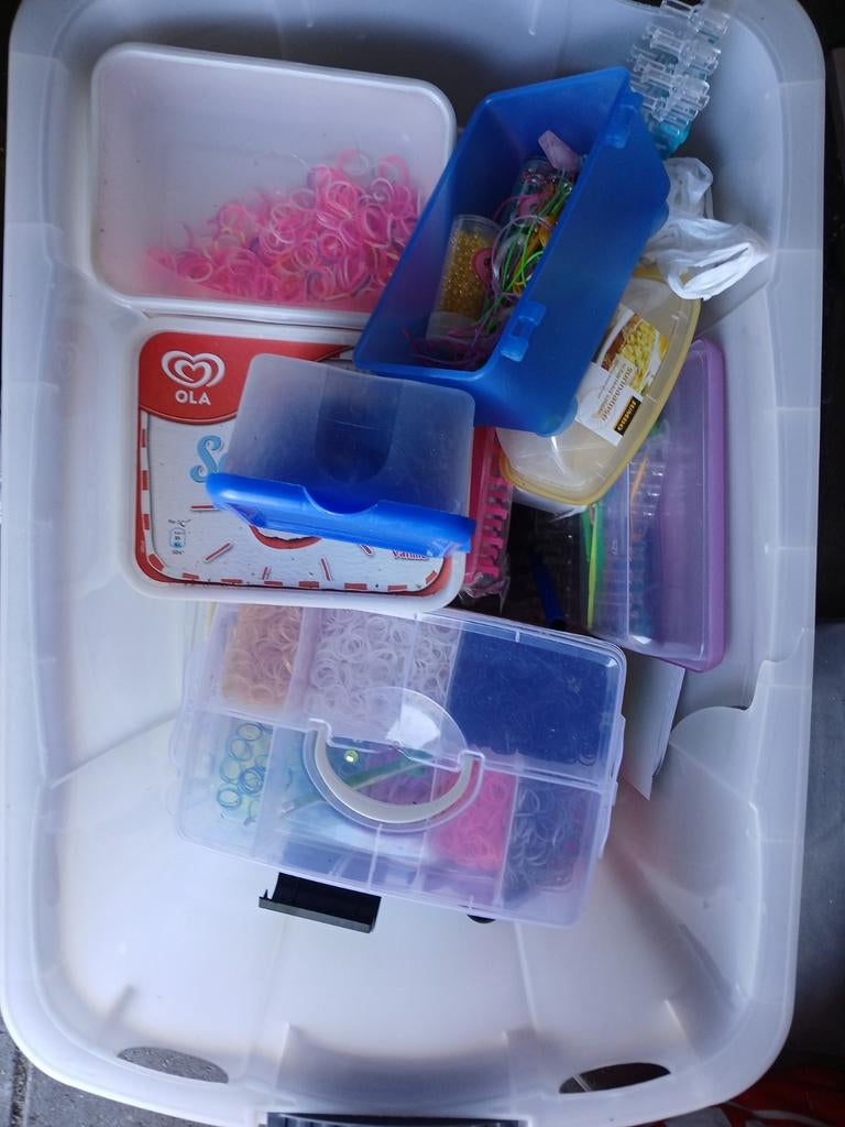 Grote doos vol loombands, kralen, rekjes en pennetjes, Ophalen, Gebruikt, Overige typen