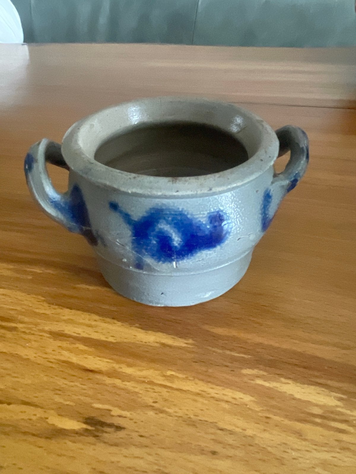 Antieke aardewerken pot met blauw decor en barst, Ophalen