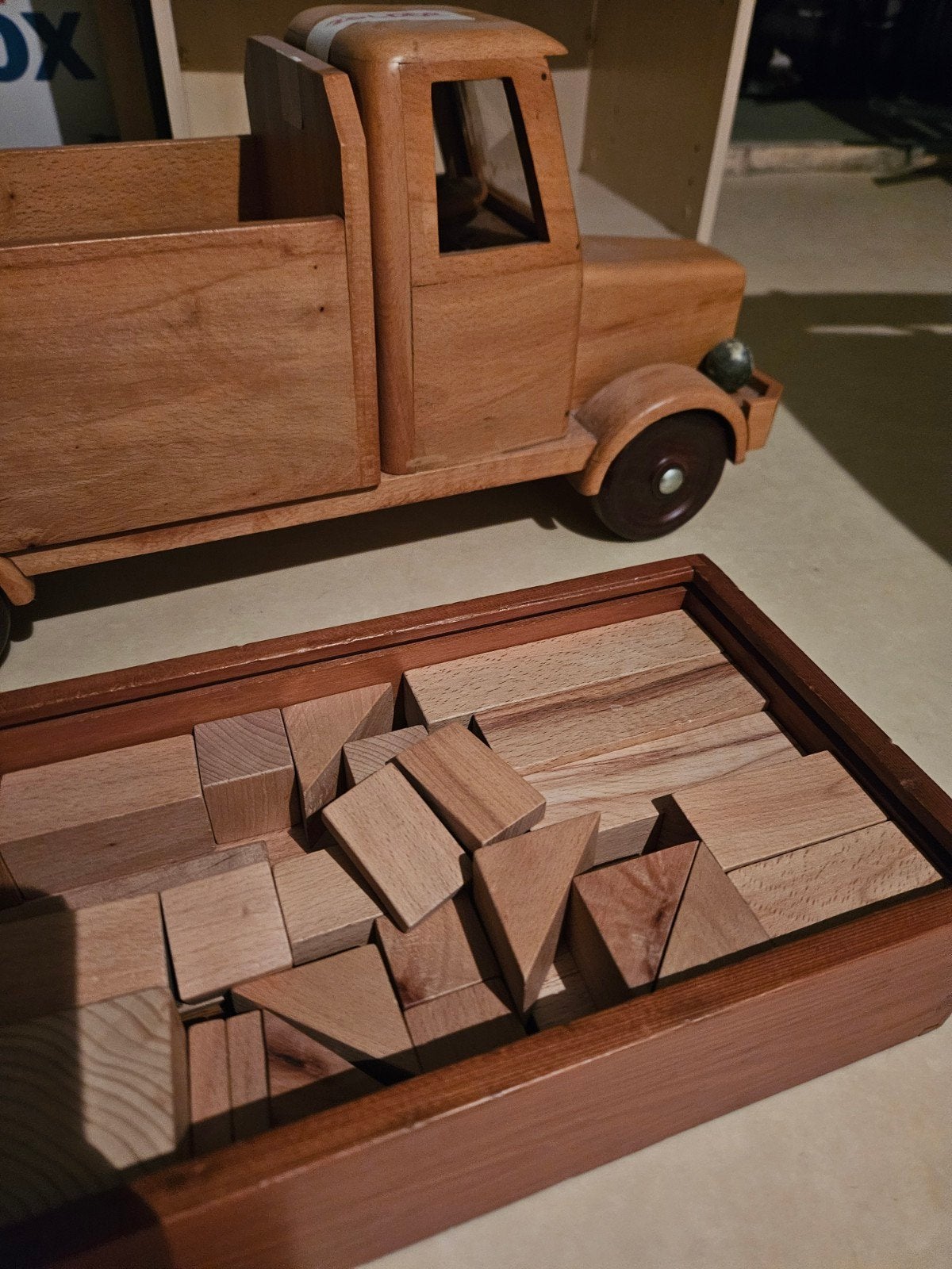 Houten speelgoed vrachtwagen met bouwblokken, Kinderen en Baby's, Speelgoed | Houten speelgoed, Ophalen, Zo goed als nieuw, Rij- of Hobbelspeelgoed