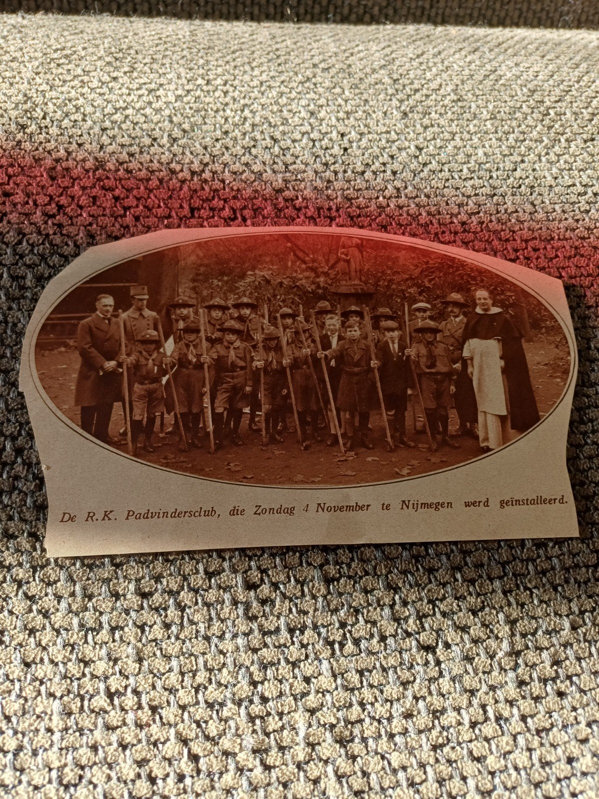 knipsel padvinders Nijmegen 1928, Ophalen of Verzenden, Gebruikt, Embleem, Speld of Insigne