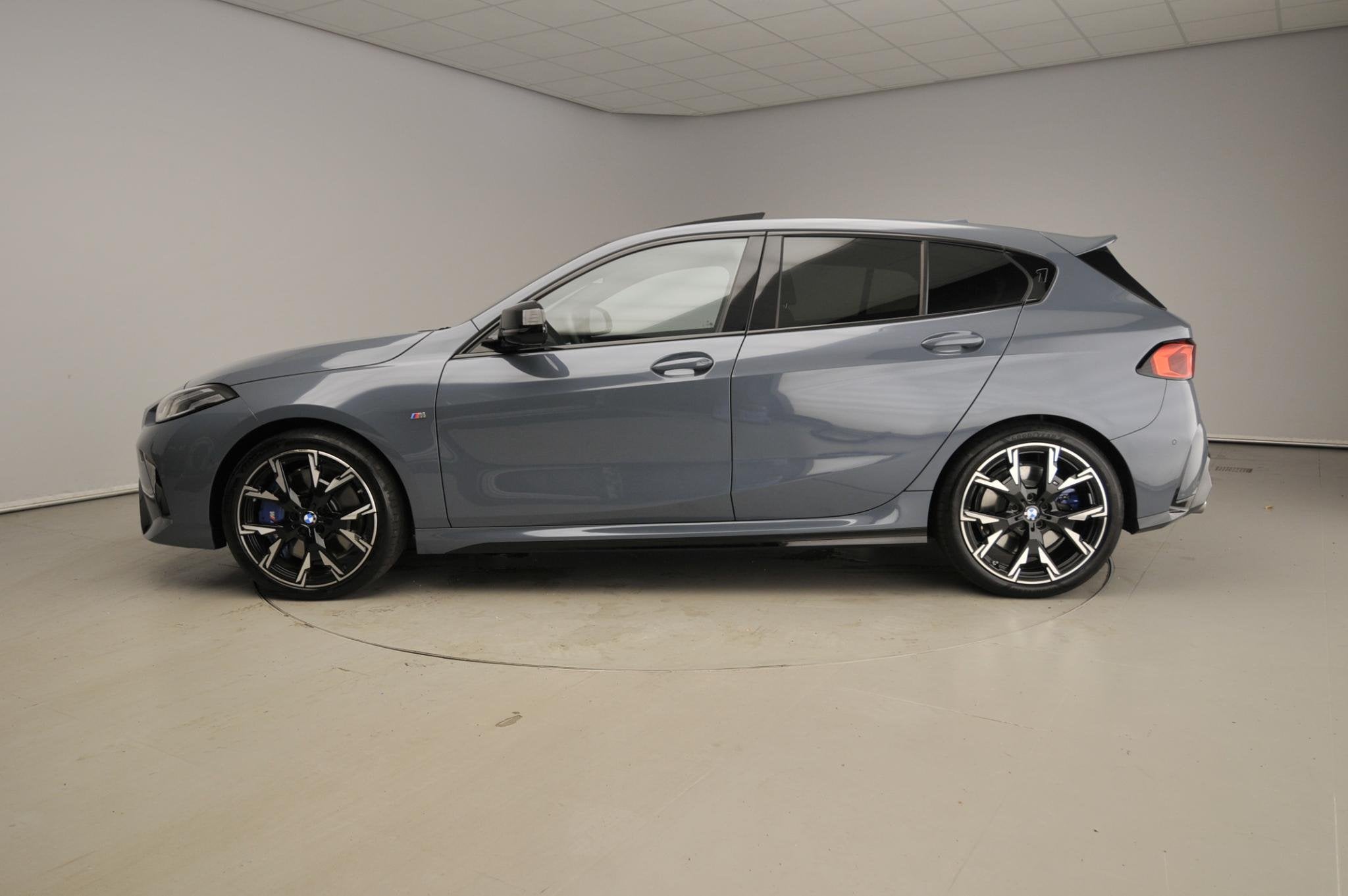 BMW 1 Serie 5-deurs M135 xDrive | M-Sportpakket | LED | Navi, Auto's, Gebruikt, 4 cilinders, Met garantie (alle), Bedrijf