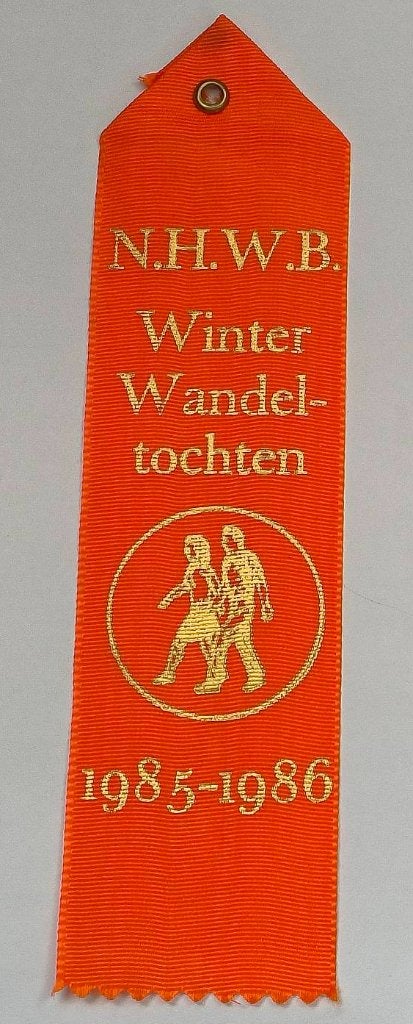 Vaantje N.H.W.B Winterwandeltochten 1985/1986 (oranje), Ophalen of Verzenden, Zo goed als nieuw, Overige sporten, Vaantje of Sjaal