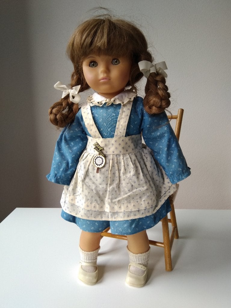 Mooie pop met gevlochten haar en blauwe jurk, Verzamelen, Ophalen of Verzenden, Zo goed als nieuw, Pop