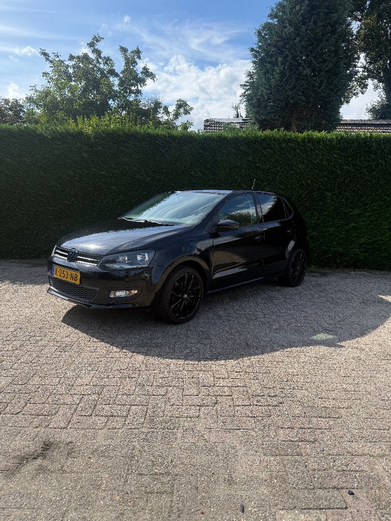 Volkswagen Polo 1.4 16V FSI 63KW 2010 Zwart, Voorwielaandrijving, Stof, 40 €/maand, Zwart