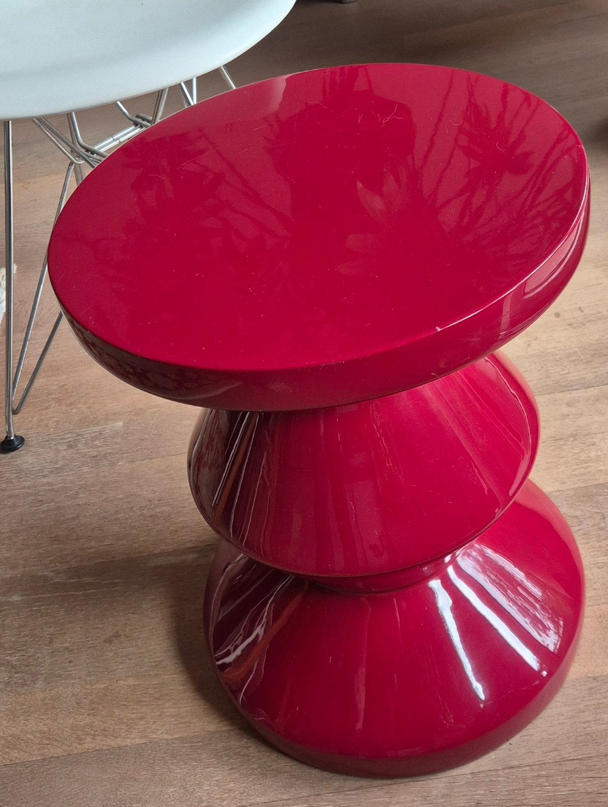 Pol's Potten Zig Zag bijzettafel/kruk gelakt bordeauxrood, Rond, Zo goed als nieuw, Ophalen, 45 tot 60 cm