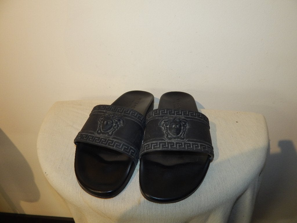 Versace zwarte slippers kunststof Medusa erop kwaliteit 40, Slippers, Verzenden, Zwart, Gedragen