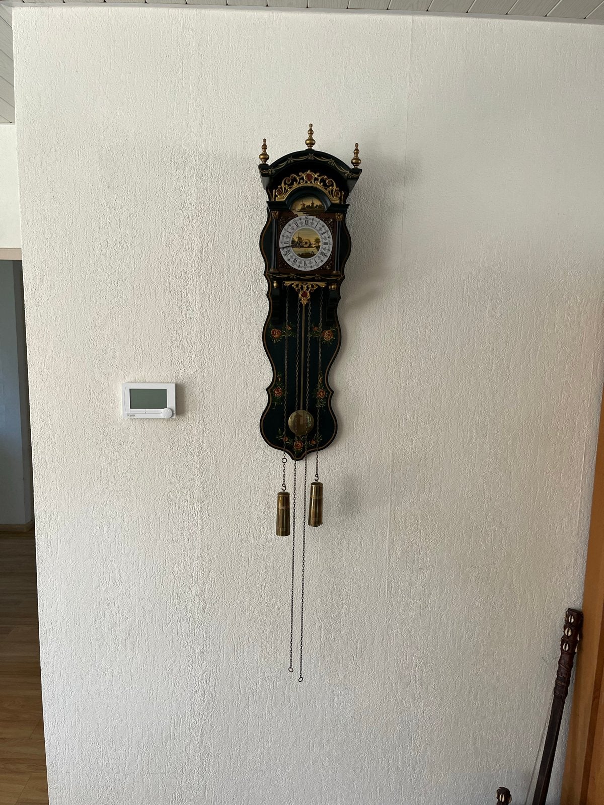 Antieke wandklok met slinger en gewichten, Ophalen