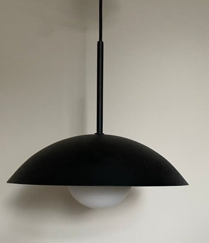 Zwarte metalen plafondlamp met melkglas bol, Ophalen of Verzenden, Zo goed als nieuw, Glas, Modern