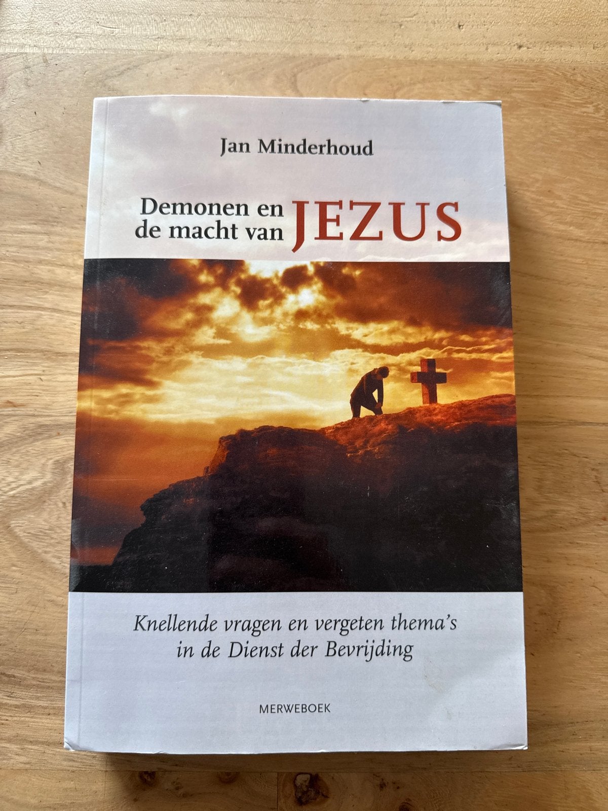 Boek: Demonen en de macht van Jezus - Jan Minderhoud, Boeken, Ophalen of Verzenden, Gelezen, Christendom | Protestants