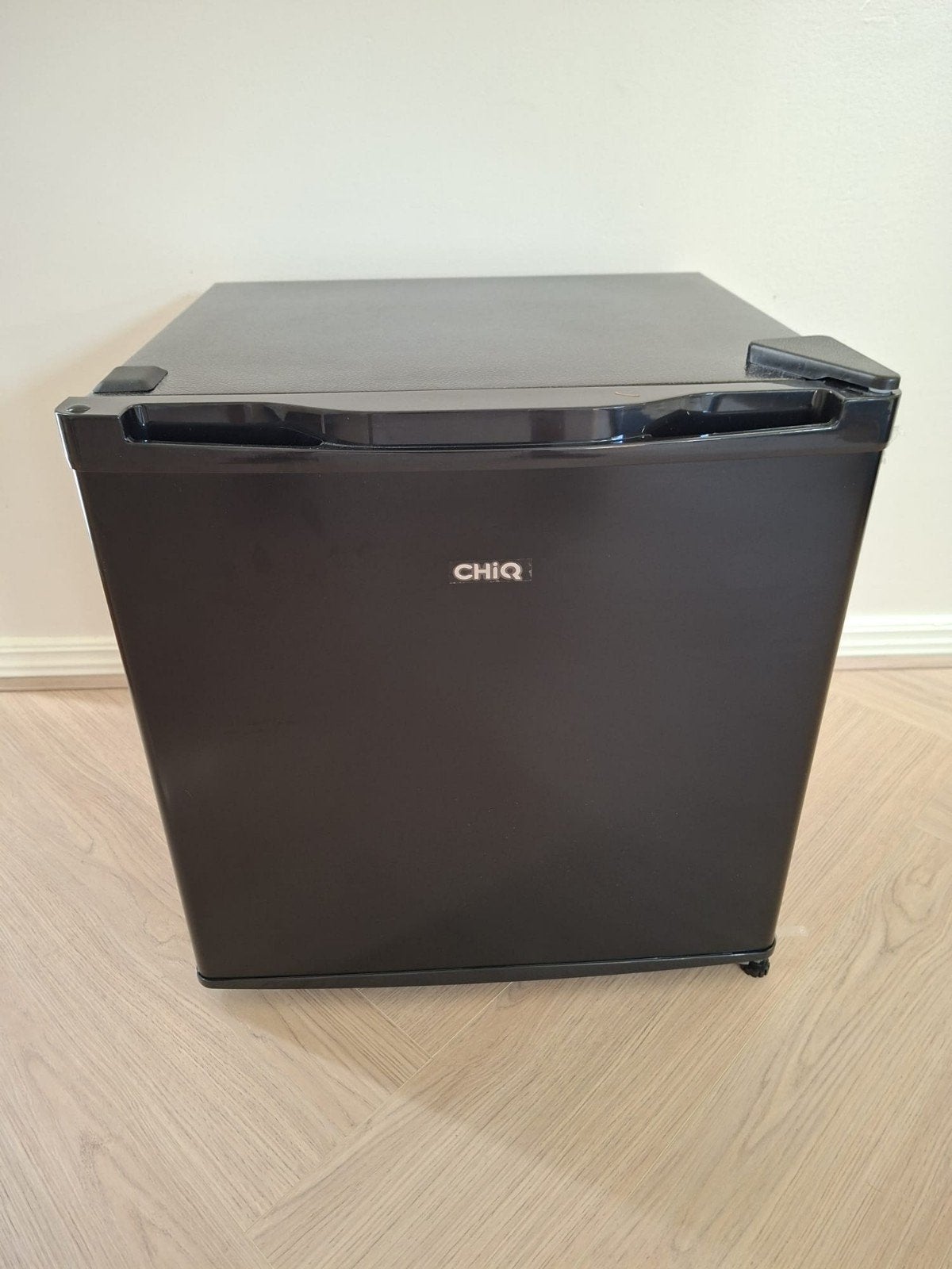 Compacte CHiQ minibar koelkast - Ideaal voor kleine ruimtes, Ophalen, Met vriesvak, Minder dan 45 cm, Minder dan 85 cm