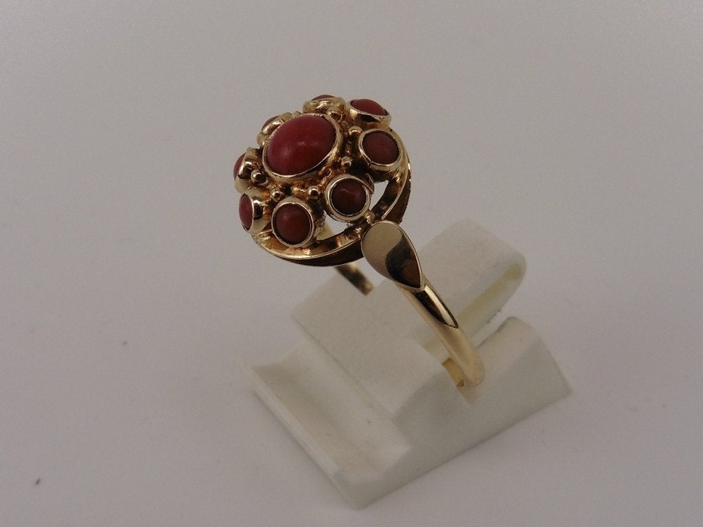 Gouden damesring rozet met bloedkoraal                   G63, Sieraden, Tassen en Uiterlijk, Gebruikt, Ophalen of Verzenden, .
