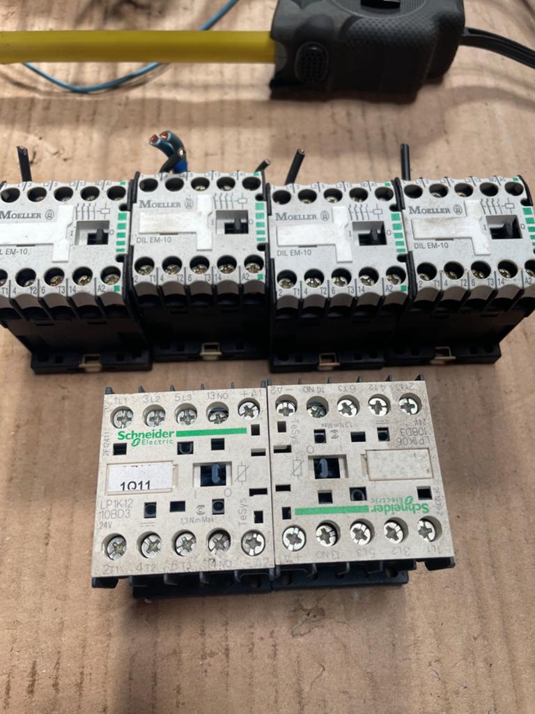 4x Moeller en 2x Schneider contactoren, Ophalen, Gebruikt