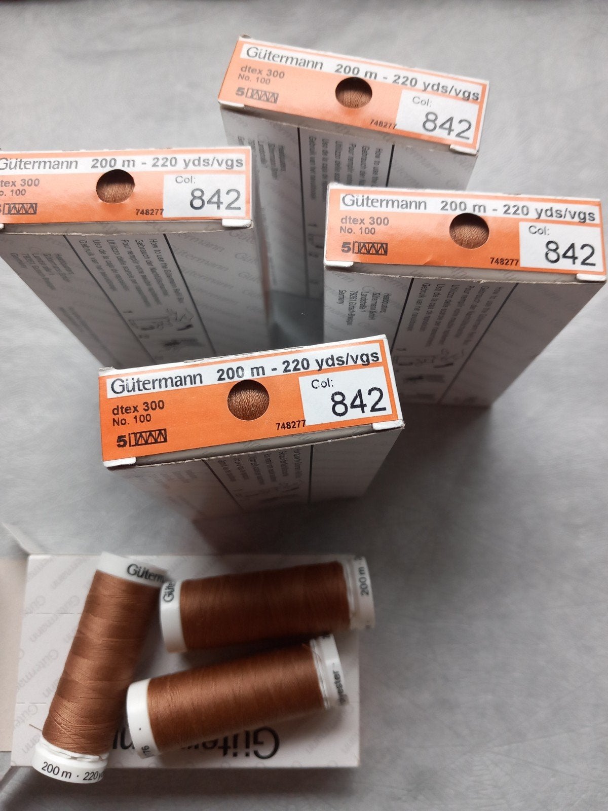 5 nieuwe klossen gutermann naaigaren, Ophalen of Verzenden, Nieuw, Garen of Naald(en)
