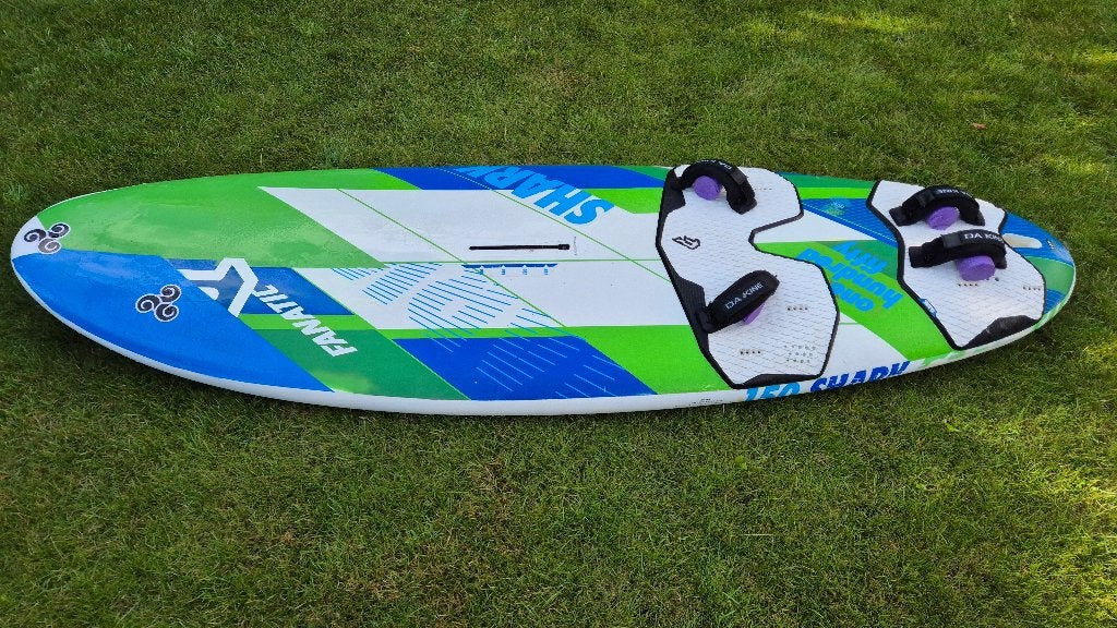 Fanatic Shark 150 Windsurfboard met hoes en vin, Watersport en Boten, Windsurfen, Ophalen, Gebruikt, Met draagtas, Minder dan 250 cm