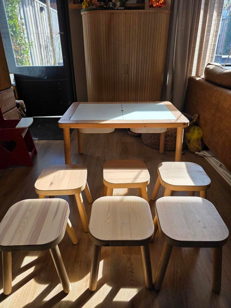 Flisat tafel met 4 krukjes, Kinderen en Baby's, Kinderkamer | Tafels en Stoelen, Ophalen, Gebruikt, Tafel(s) en Stoel(en)