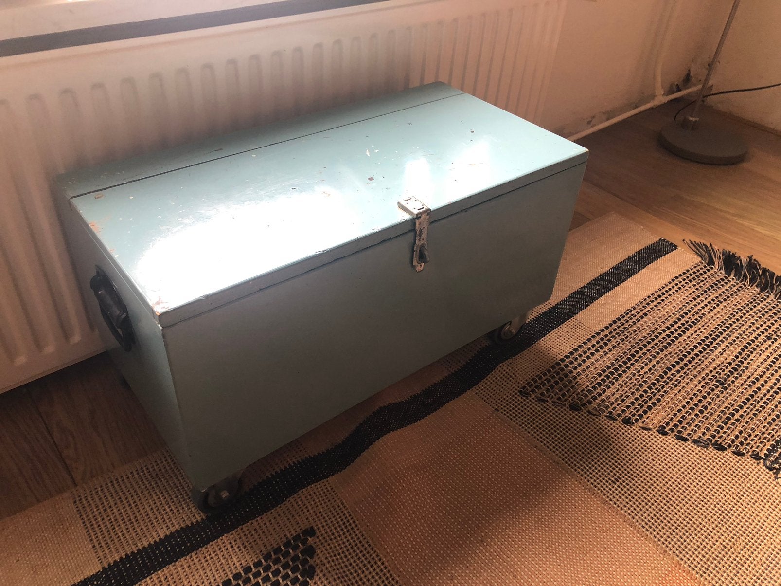 Vintage kist op wieltjes, lichtblauw, 35x70x40 cm, Ophalen, Gebruikt, Minder dan 50 cm, 5 – 50