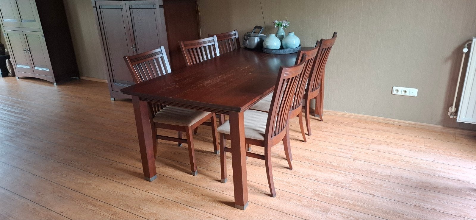 Elegante eettafel met 6 stoelen - Donkerbruin hout, Huis en Inrichting, Tafels | Eettafels, Gebruikt, 100 tot 150 cm, Klassiek