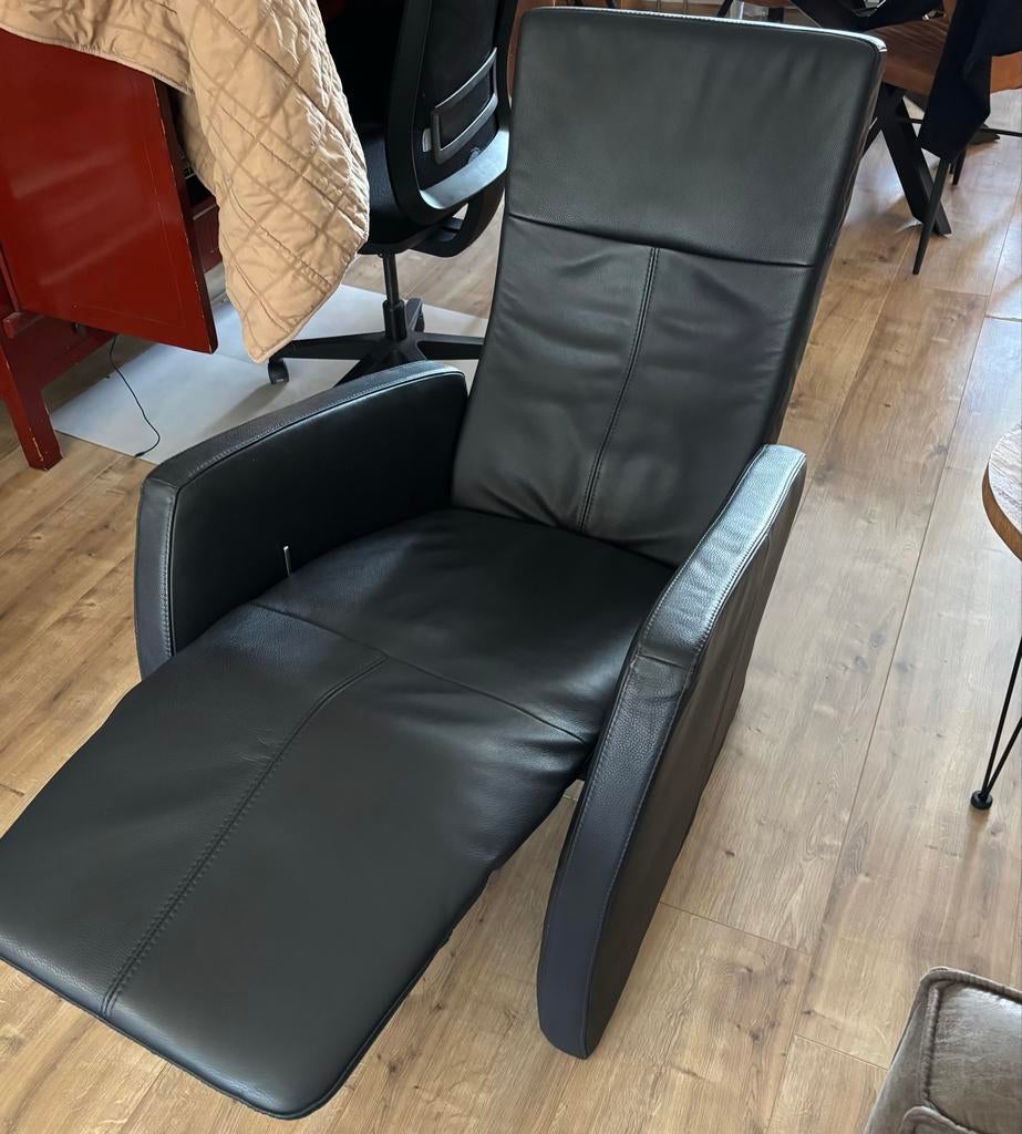 Zwarte relaxfauteuil, Ophalen, 100 tot 125 cm, Leer, Zo goed als nieuw
