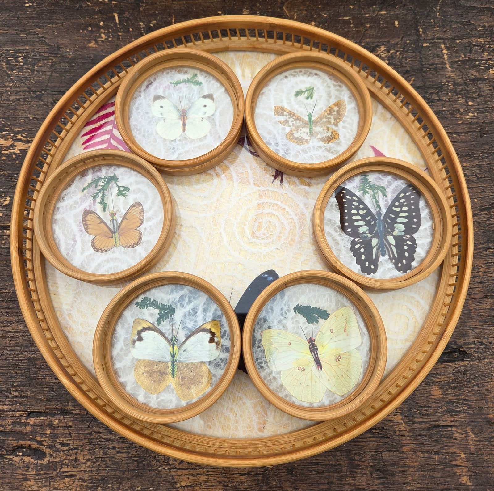 Vintage bamboe dienbladset met vlinder onderzetters, Ophalen of Verzenden