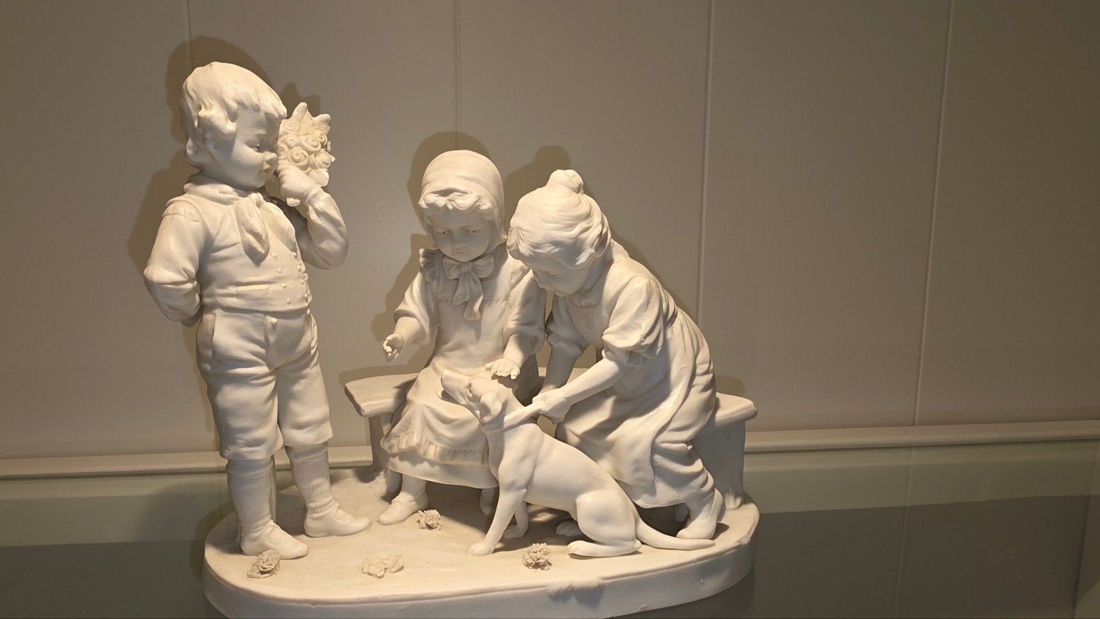 Wilhelm Goebel Beeldje Kinderen met Hond (ca. 1920), Groep mensen, Minder dan 20 cm, Ophalen of Verzenden, Gemerkt