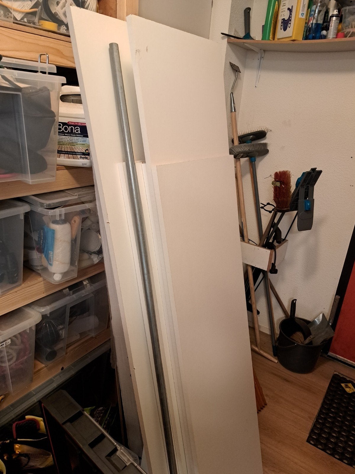 Gratis: 7 spaanplaat planken met ophanghaken, Huis en Inrichting, Woonaccessoires | Wandplanken en Boekenplanken, Ophalen of Verzenden