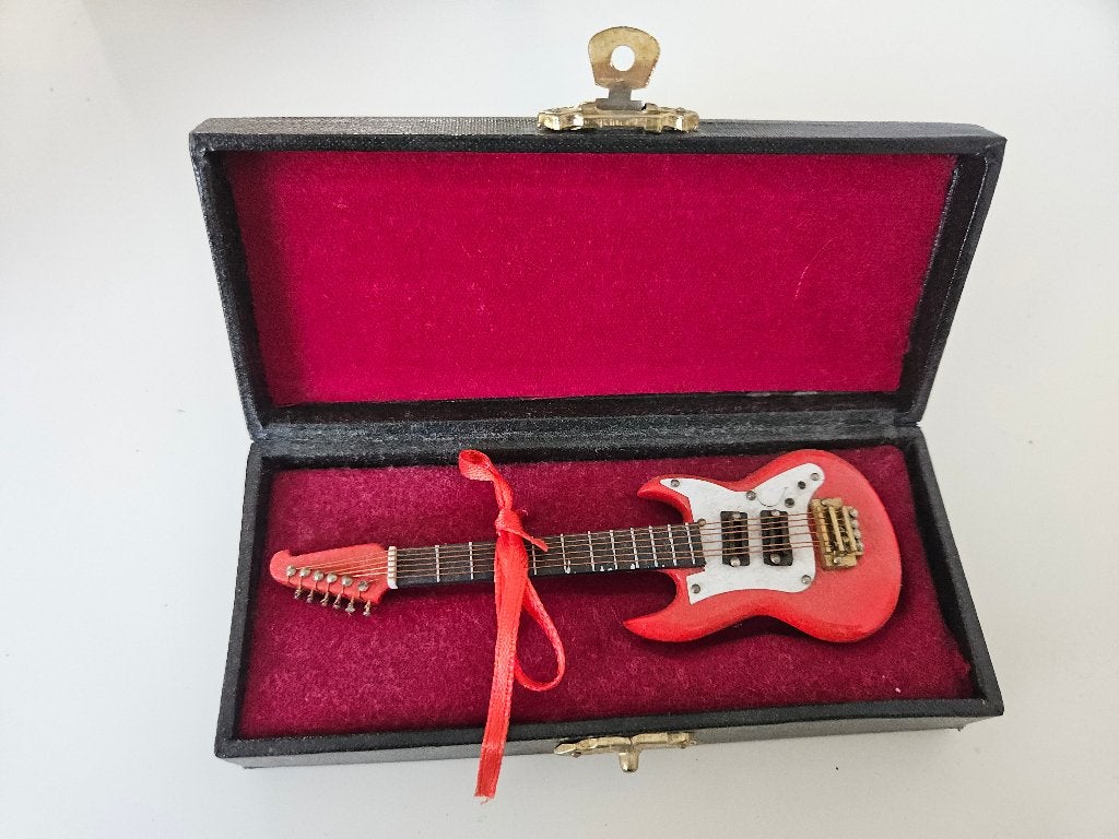Miniatuur Rode Elektrische Gitaar in Koffer, Ophalen of Verzenden, Zo goed als nieuw, Pop, Beeldje of Miniatuur