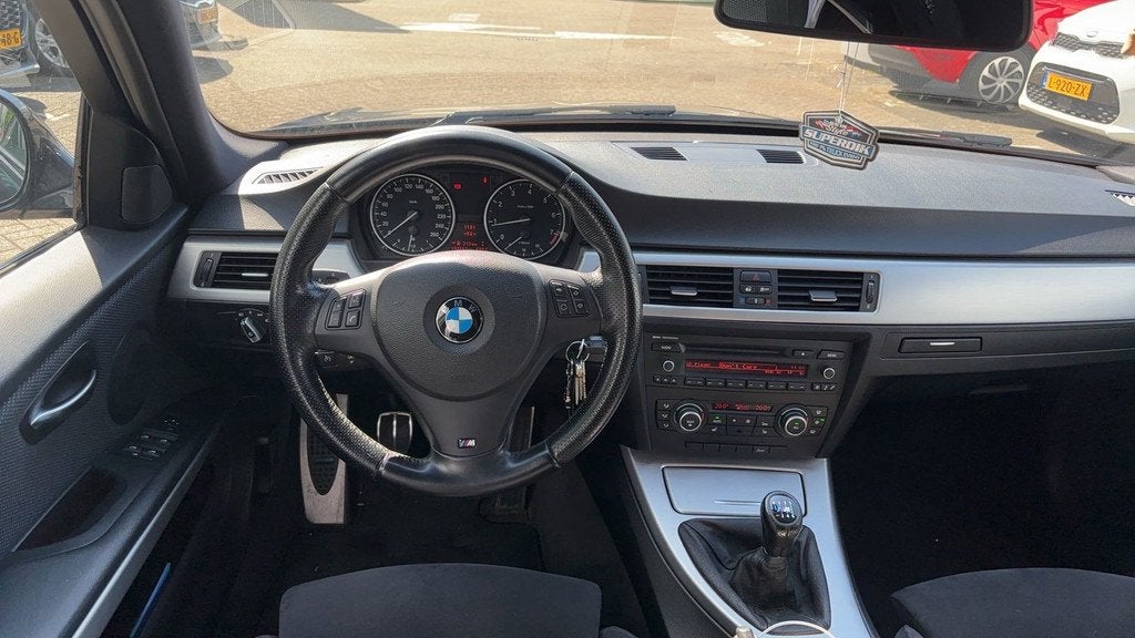BMW 3-serie Touring 320i Luxury 170pk Clima Trekhaak 1400kg., Euro 5, 4 cilinders, Zwart, Handgeschakeld