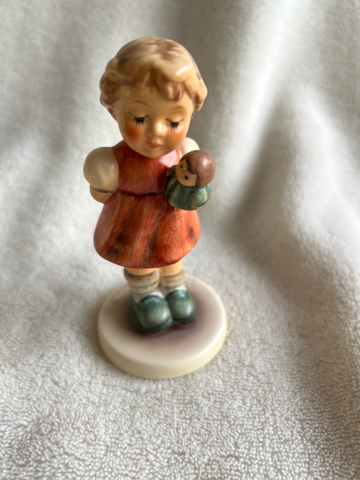 Hummel beeldje meisje met pop - Goebel 2001/2002, Ophalen of Verzenden, Zo goed als nieuw, Hummel