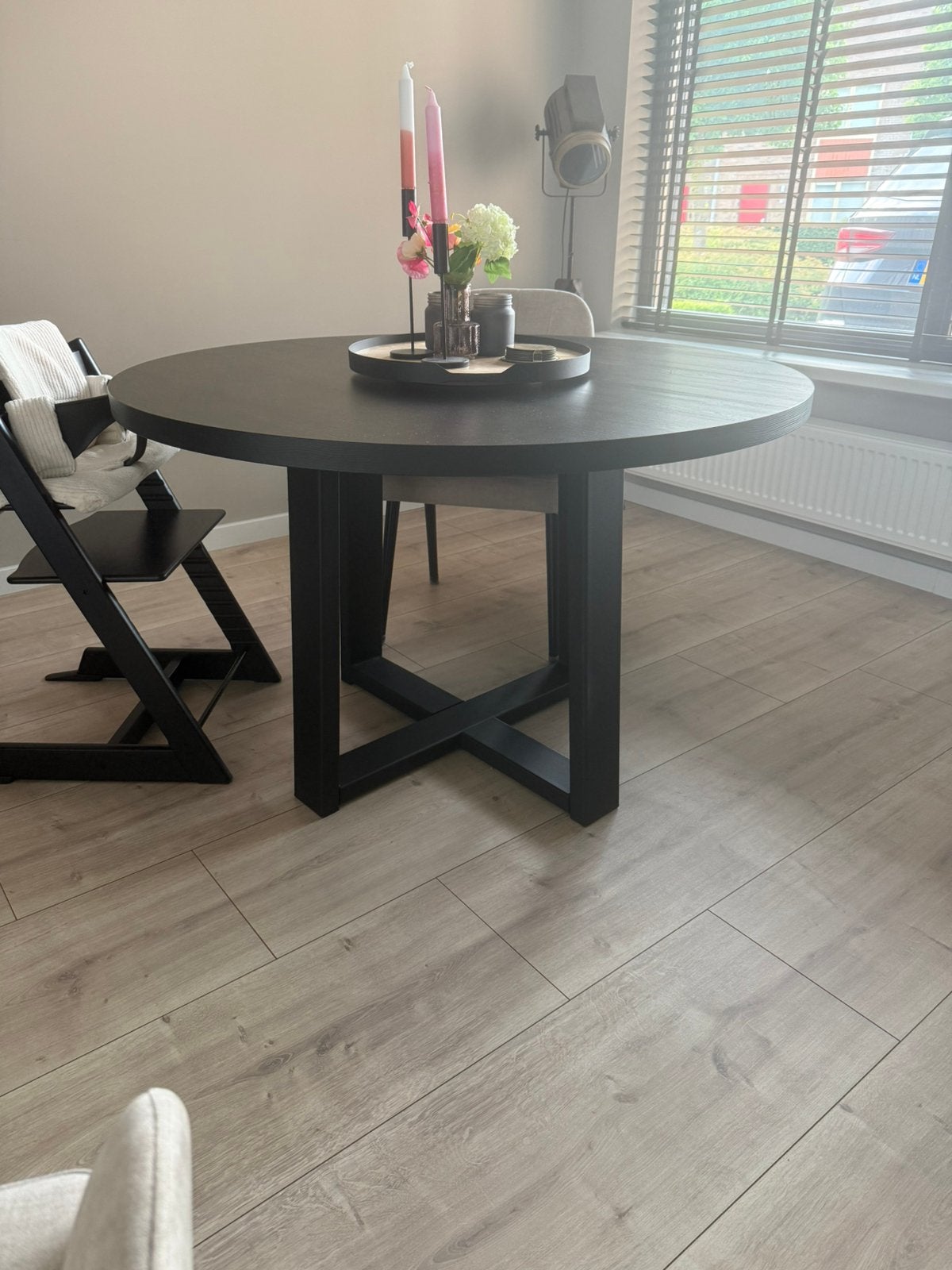Ronde zwarte eettafel met stalen frame, Huis en Inrichting, Tafels | Eettafels, Ophalen, 100 tot 150 cm, Rond, Zo goed als nieuw