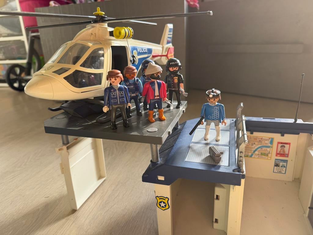 Playmobil Politiebureau en heli en toebehoren, Ophalen of Verzenden, Gebruikt