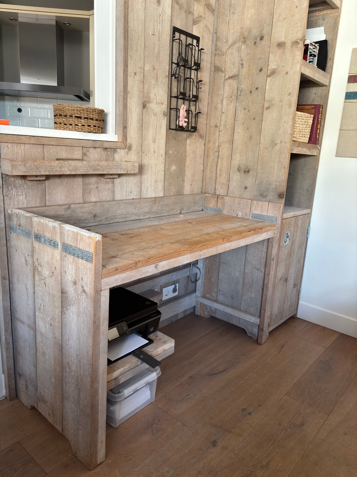 Robuust steigerhouten bureau met vrijstaande hoge kast, Huis en Inrichting, Ophalen, Opbergruimte, Gebruikt, Hout