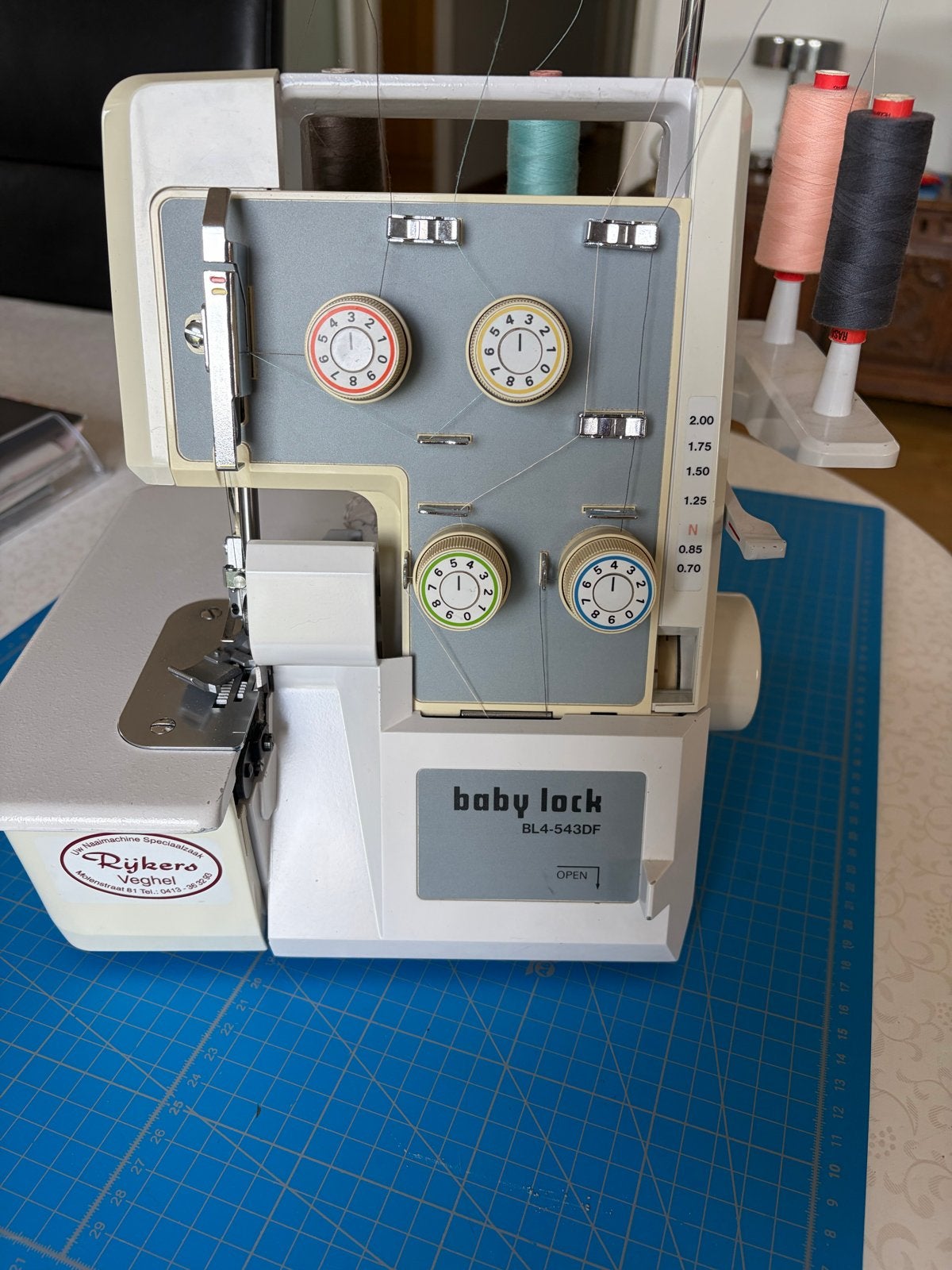 Baby Lock BL4-543DF Lockmachine met voetpedaal en afdekhoes, Hobby en Vrije tijd, Naaimachines en Toebehoren, Ophalen of Verzenden