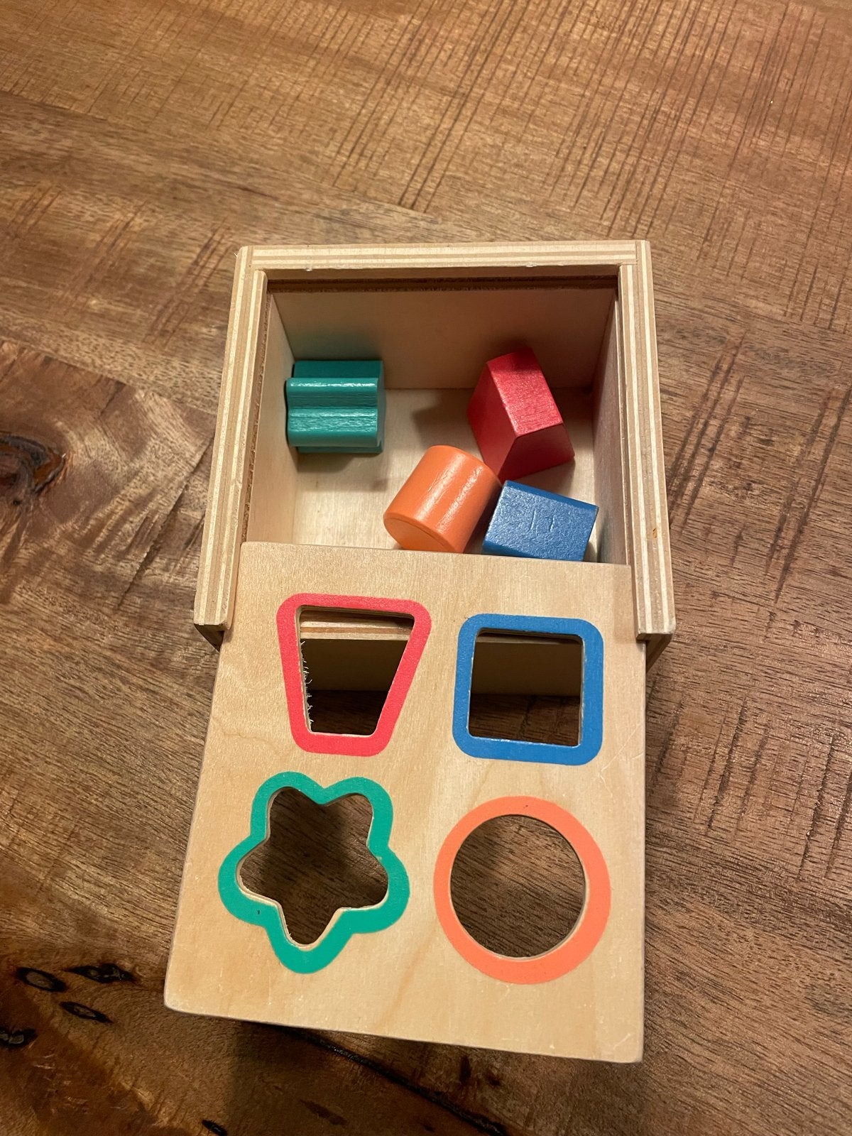 Houten vormenstoof met kleurrijke blokjes, Ophalen of Verzenden, Gebruikt, Overige typen