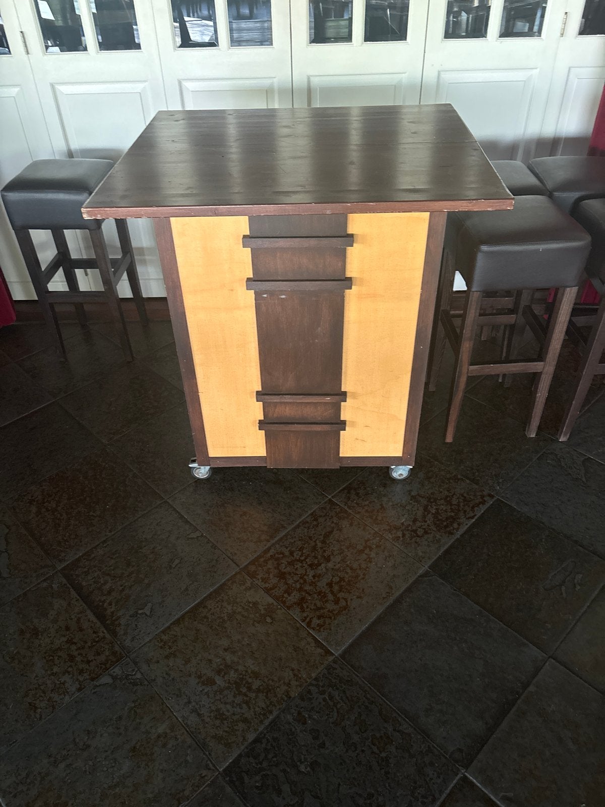Houten bartafel met wielen en barstoelen, Ophalen, Gebruikt, Inclusief barstoelen