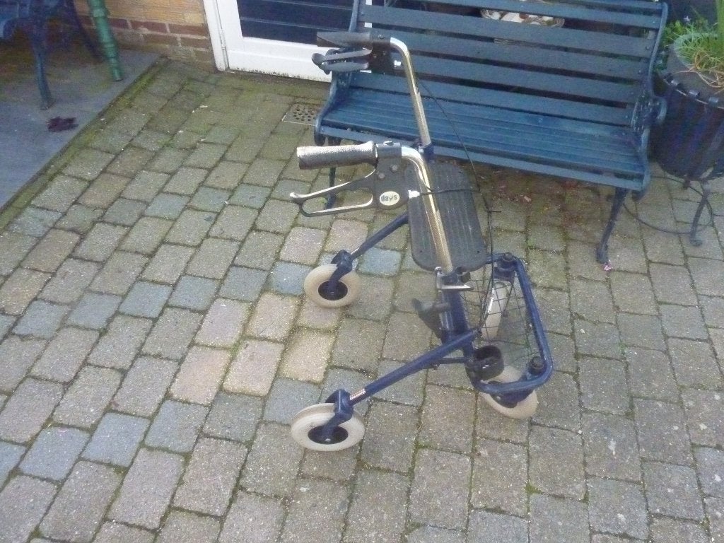 zgan mooie degelijke opklapbare rolator werkt perfect, Diversen, Ophalen, Opvouwbaar, Zo goed als nieuw