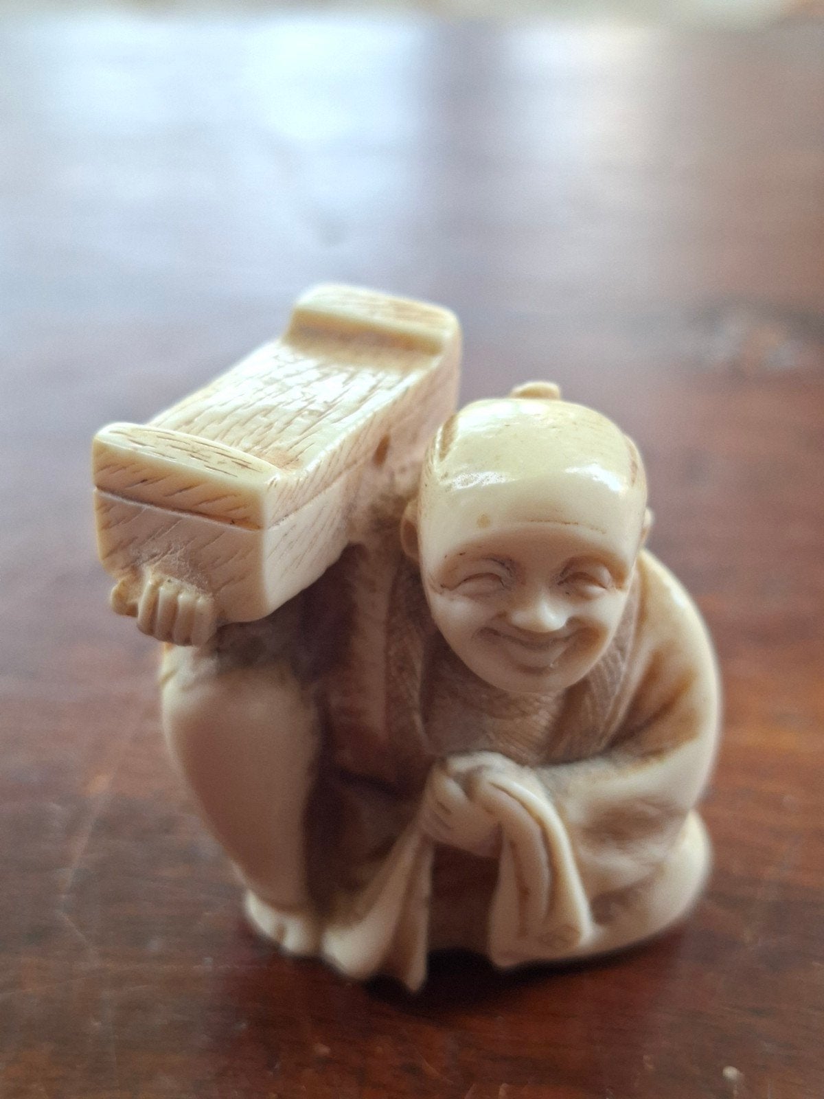 Antiek Japans Netsuke achtig beeldje van een lachende man, Ophalen of Verzenden