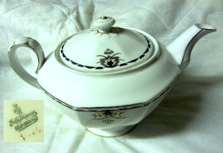 curiosa:  2 x theepot + 1 onderzetter, Antiek en Kunst, Curiosa en Brocante, Ophalen