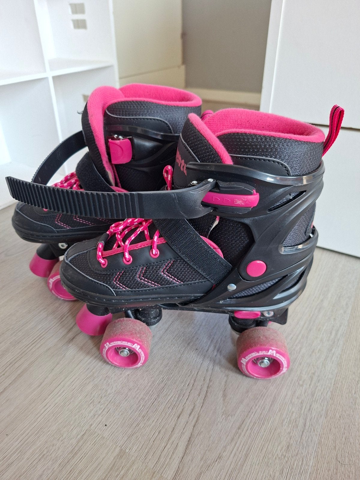 Roze/zwarte rolschaatsen, verstelbaar 35/38, Ophalen of Verzenden, Gebruikt, Overige typen, Overige merken