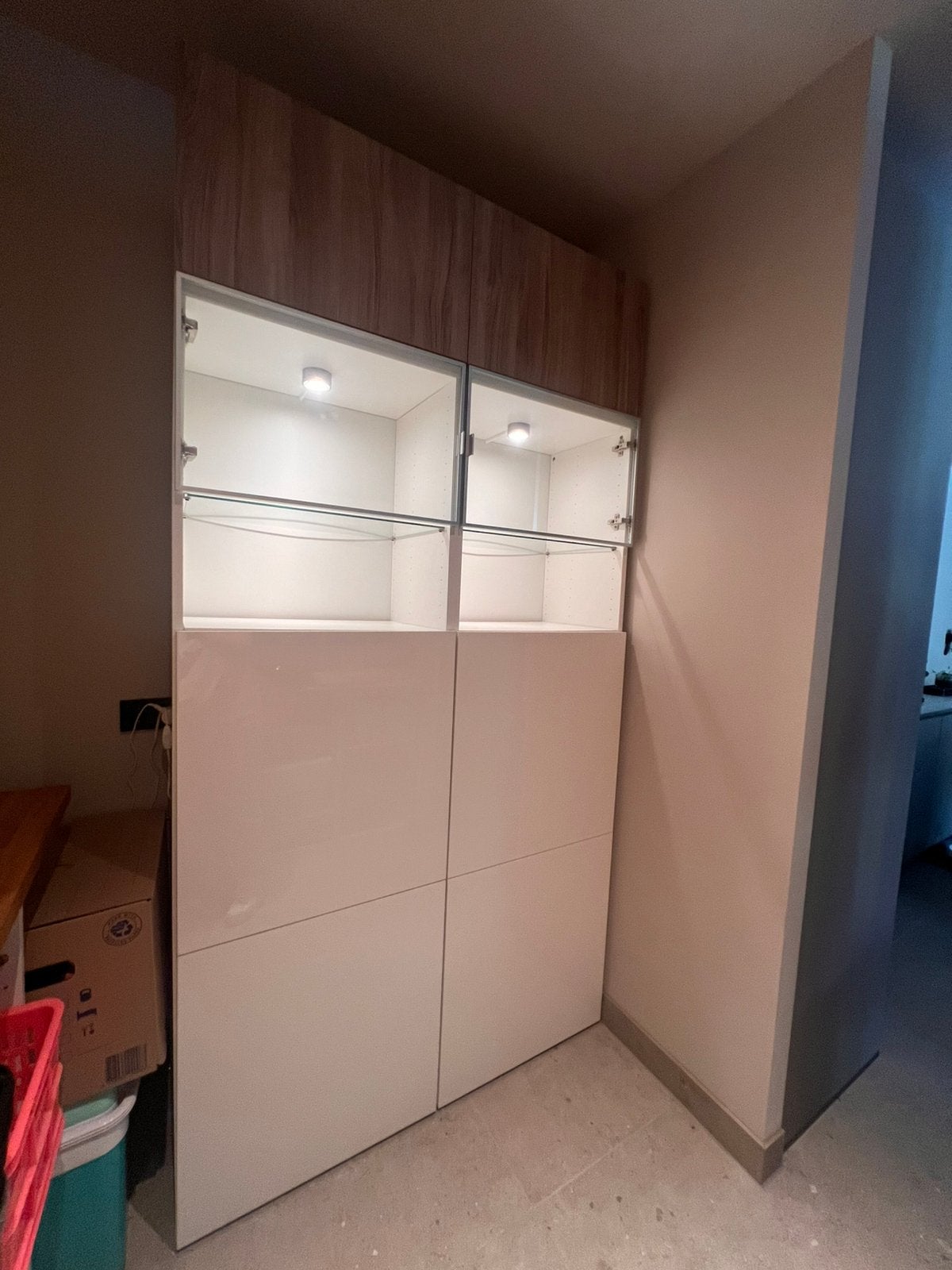 Verhoogde Besta Ikea met verlichting en vitrine, Ophalen, Zo goed als nieuw, 25 tot 50 cm, 100 tot 150 cm