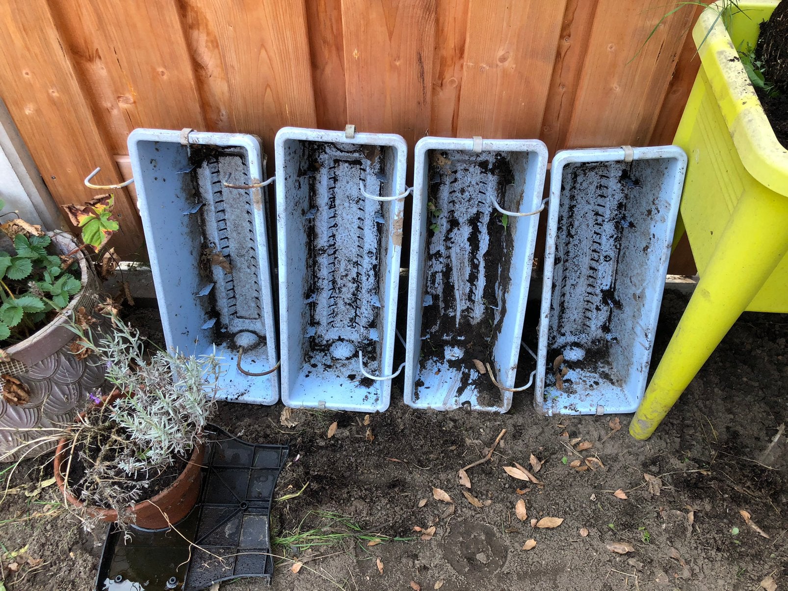 GRATIS - 4 balkon plantenbakken, Ophalen, Kunststof, Gebruikt, Minder dan 30 cm