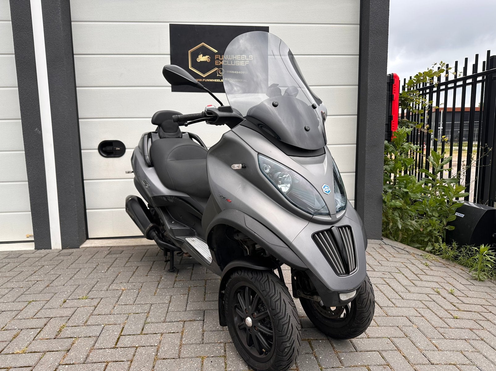 Piaggio MP3 500 LT Sport Matgrijs Akrapovic Autorijbewijs B, Scooter, Sportuitlaat, 493 cc, Automaat