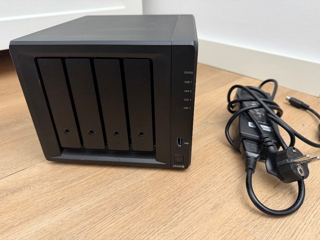 Synology NAS DS420+ / DSM 7.4.1 / 4-Bay / SSD Cache, Ophalen, Zo goed als nieuw