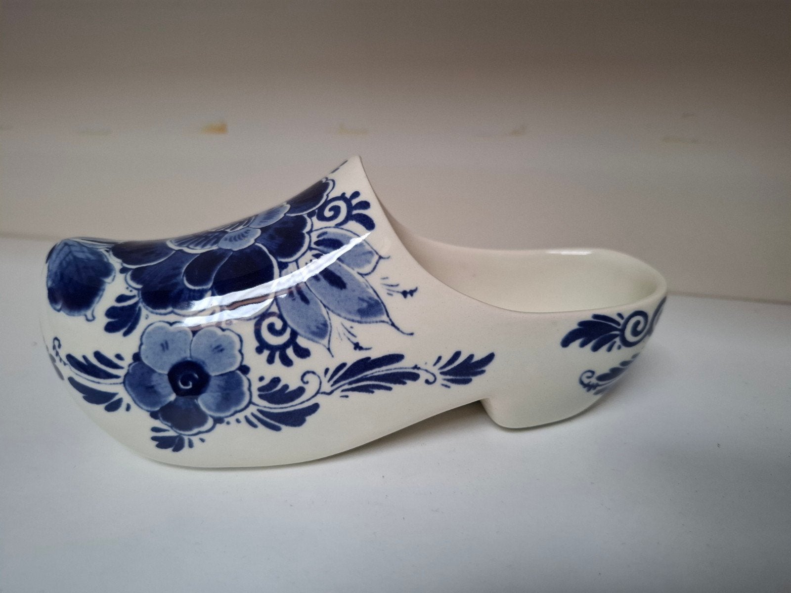 Delfts Blauw Klompje - Regina Handgeschilderd, Antiek en Kunst, Antiek | Keramiek en Aardewerk, Ophalen of Verzenden
